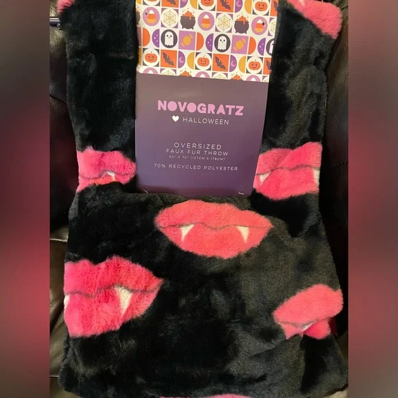 NOVOGRATZ NWT Vampire Lips Oversized Faux Fur Throw - Picture 8 of 8